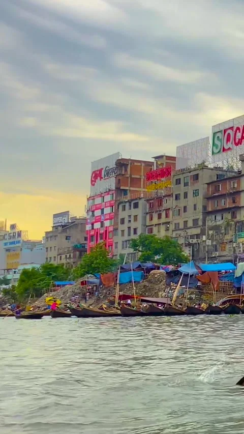 Local boatman rowing oar to cross Buriganga River at sadarghat in keraniganj Stock Footage 332665156