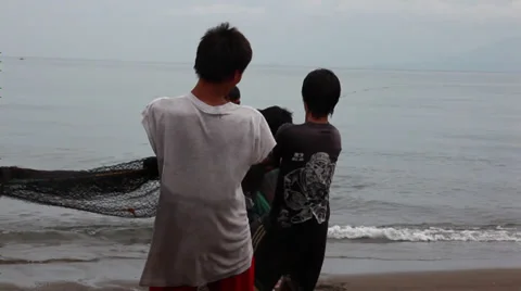 Local Fishermen pulling net ashore 스톡 동영상 33128309