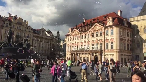 Local man blows bubbles in Old Town Square in Prague, Czech Republic Stock Footage 81926448