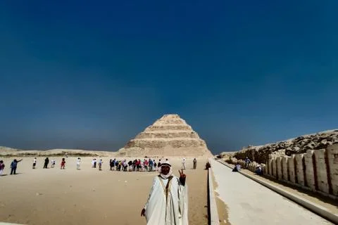 Local man posing infront of The Pyramid of Djoser or Step Pyramid in egypt. Foto stock