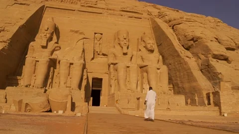 A local man walking towards the temple of Abu Simbel Vídeo Stock 142157108