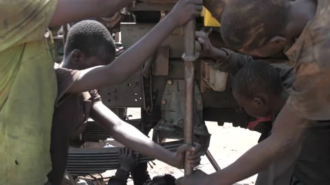 Local Mechanic Is Checking and repairing the engine of cars and truck 库存影片 156421748
