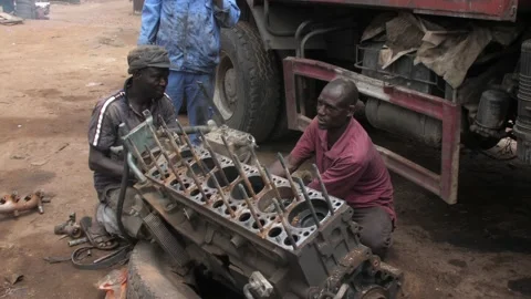 Local Mechanic Is Checking and repairing the engine of cars and truck Vidéo 156422210