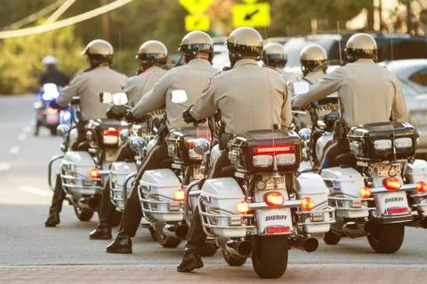 Local Motorcycle Cops Ride Through Town At Georgia Festival Foto stock