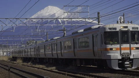 Local Passenger Train Passing Below Mount Fuji and Overhead Wires Vidéo 348339906