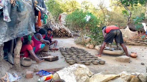 Local people making the  earthenware pot in İndia 스톡 동영상 106711435