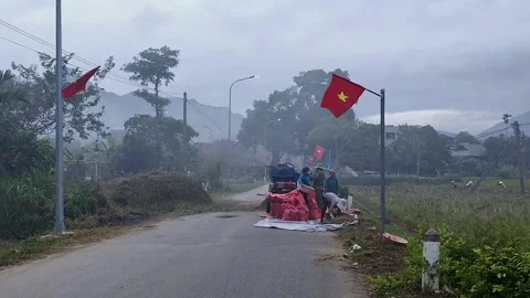 Local People Use Threshing Machine in Mai Chau 動画素材 340614137