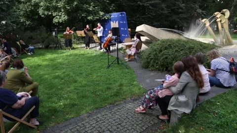 Local philharmonic string quartet performing in the open air in Cracow, Poland Vidéo 264778510