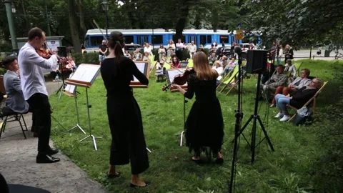 Local philharmonic string quartet performing in the open air in Cracow, Poland Vidéo 264779121