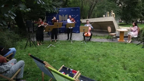Local philharmonic string quartet performing in the open air in Cracow, Poland Vidéo 264779124