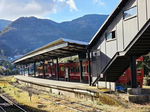 Local red train stopped at a platform in Yufuin Station Stock Photos