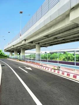 Local road U-tern under reinforced concrete elevated U-turn Foto stock