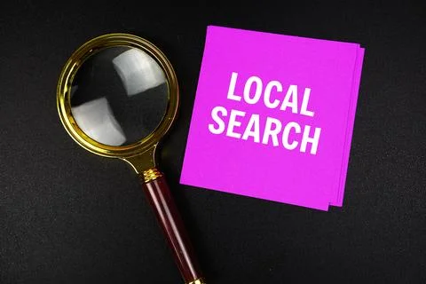 Local Search text on sticky note with magnifying glass on black background Foto stock