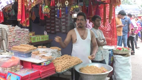 Local sweet vendor preparing sweets for sacred praying occasions 库存影片 290304083