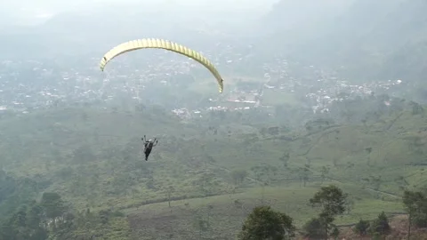 Local tourists enjoy skydiving Vidéo 263468801