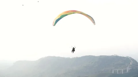 Local tourists enjoy skydiving Vidéo 263469582