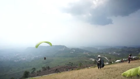 Local tourists enjoy skydiving Vidéo 296280697
