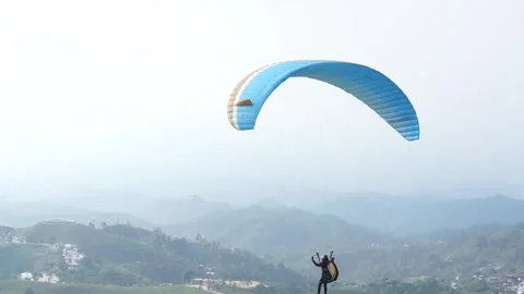 Local tourists enjoy skydiving Vidéo 296280743