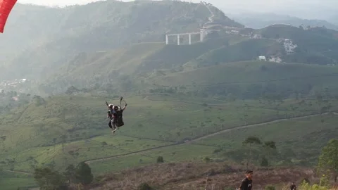 Local tourists enjoy skydiving Vidéo 296281290