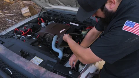Local town mechanic working on engine checking air filter Vídeos de archivo 107610624