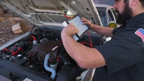 Local town mechanic working on engine checking air filter Vidéo 107610899
