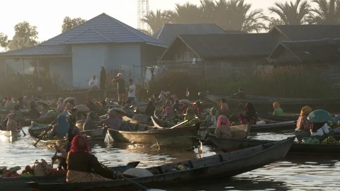 Local traders of Lok Baintan floating market Stock-Footage 113973075