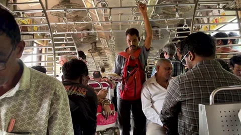 Local Train Coach with Indian Commuters During Peak Hours 库存影片 347024072