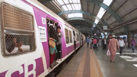 Local train departs from the platform of Andheri Railway Station Stock Footage 289299545