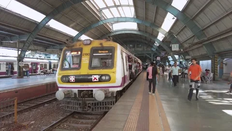 Local train full of passangers arrives at Andheri Railway Station. Video stock 289285638