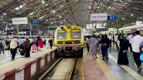 Local train passes at Dadar station in Mumbai. Video stock 252655357