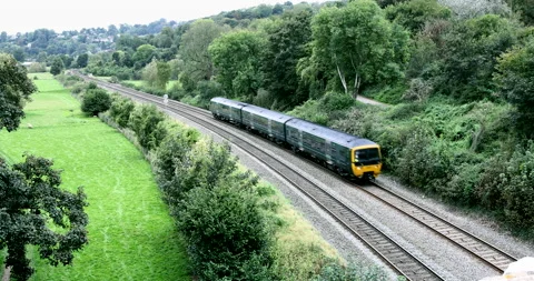 Local Train passes under Kennet and Avon canal  Near Bath Видео 162838155
