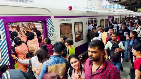 Local Train Rush to Board. 4K Indian Railway Platform. Video stock 247891853