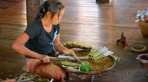 Local women make cigars manually in workshop Vídeos de archivo 53787899