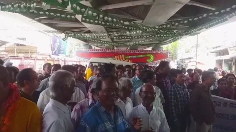 Locals stage protest over exorbitant bill &amp;water bill by Tata Power in Sambalpur Stock Footage 237600570