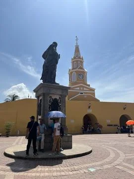 Locals standing in the shade of the statue to hide form the heat Stock Photos