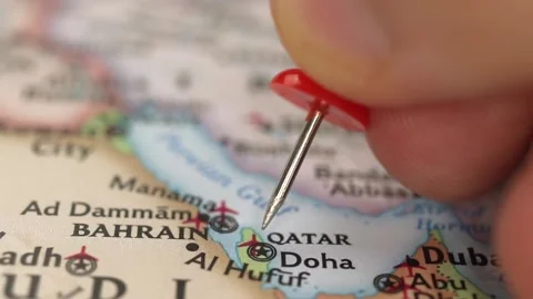 Location Qatar and Doha, man push pin on travel map, marker close-up Vidéo 172437018