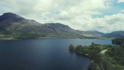 Loch Maree and Slioch, Wester Ross, Beinn Eighe National Nature Reserve 스톡 동영상 198841540
