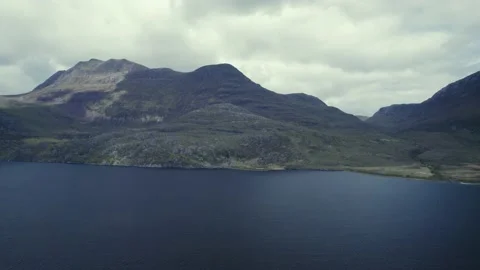 Loch Maree and Slioch, Wester Ross, Beinn Eighe National Nature Reserve 스톡 동영상 198843933
