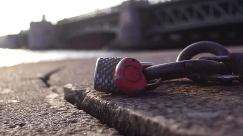 Lock and chain by the river 库存影片 106096682