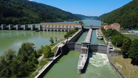 Lock and weir at the Jochenstein hydropower plant with rushing water Vídeo Stock 340772871