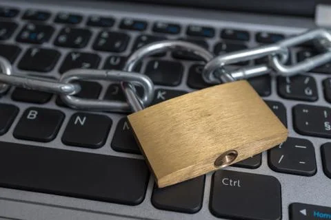 Lock with chain on computer keyboard. Data protection, privacy and security c Stock-Fotos