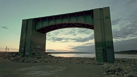 Lock Dam 26 Abutment Moon Tower Alton Illinois Mississippi River Dusk in 4K Stockbeeldmateriaal 333599738