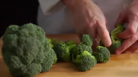 Lock down, close-up of chef preparing broccoli florets. Stock-Footage 98247784