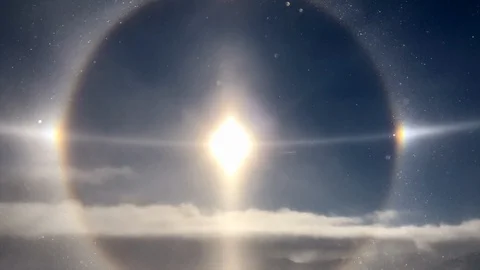 Lock down shot of sun in diamond shape with halo, starburst, and sparkles 스톡 동영상 114885210