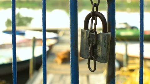 Lock fence gate Video stock 81597190