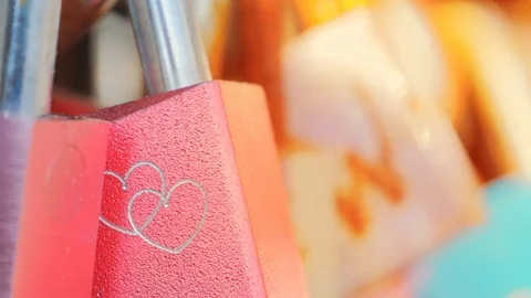 Lock with hart shape on rope bridge Vídeo Stock 119496141