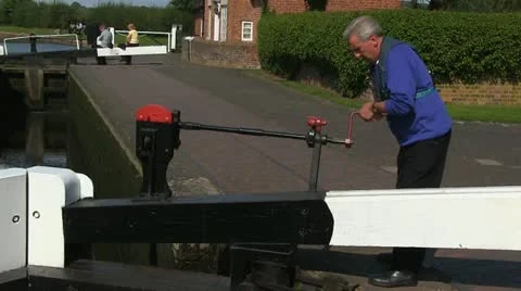 A lock keeper operating a lock on a canal in Wordsley Video stock 11979396