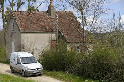 Lock keepers van in front of the keepers house, Ecluse 41 Esselier, Nievre, Burg Foto stock
