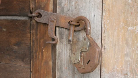 The lock padlock on the doors of the barn. Stock-Footage 107903437