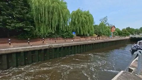 Lock on the River Trent 스톡 동영상 245186865